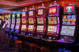 Live blackjack table on gowin789 apk mobile app showing dealer and player cards